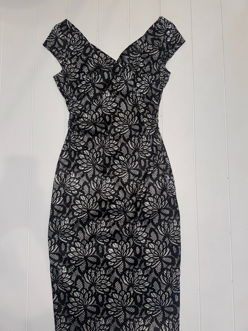Maggy London Floral Printed Midi Dress - Black & White V Neck & Ruched Side Sz 6